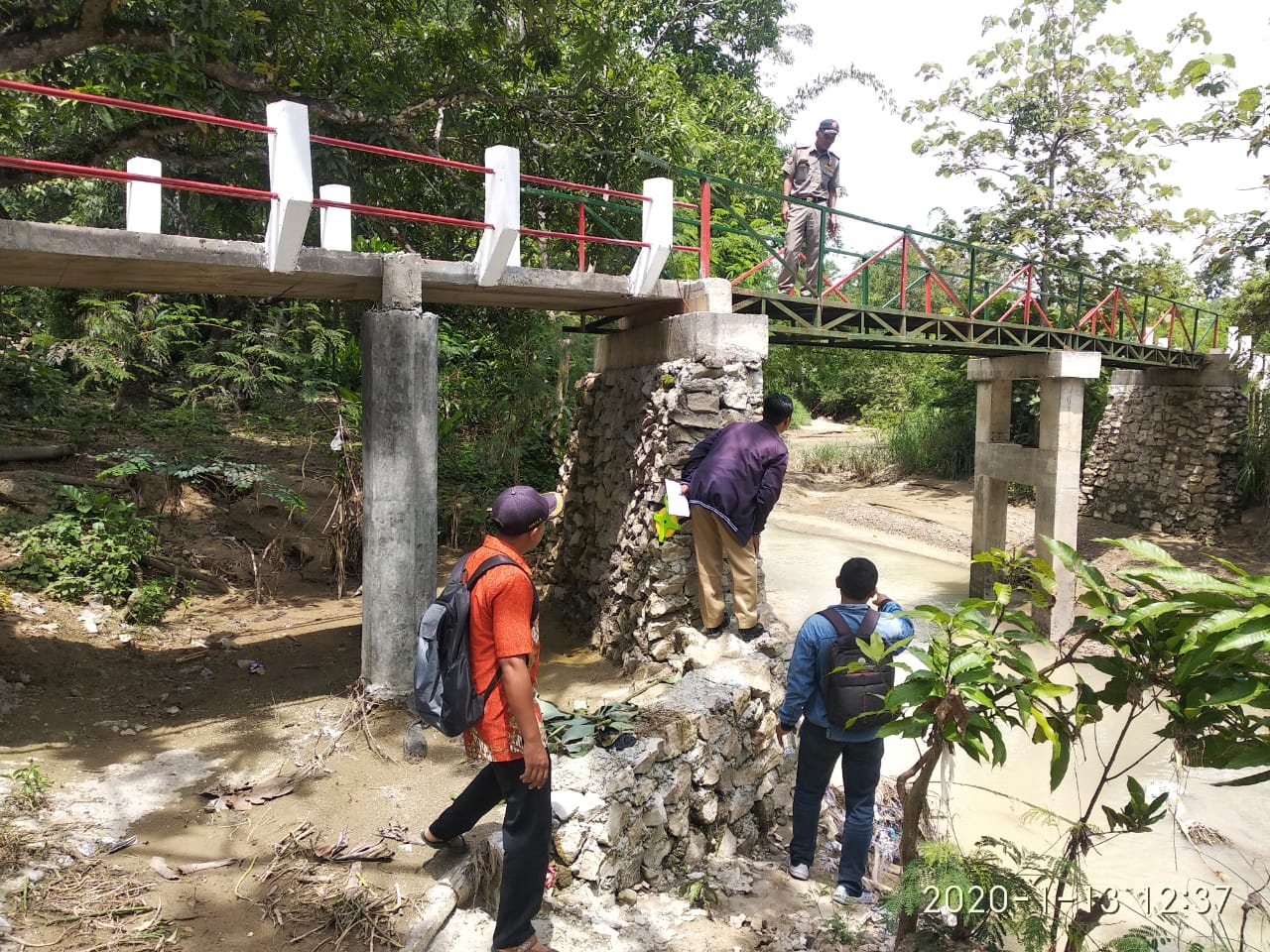 Pembangunan jembatan Desa bobol