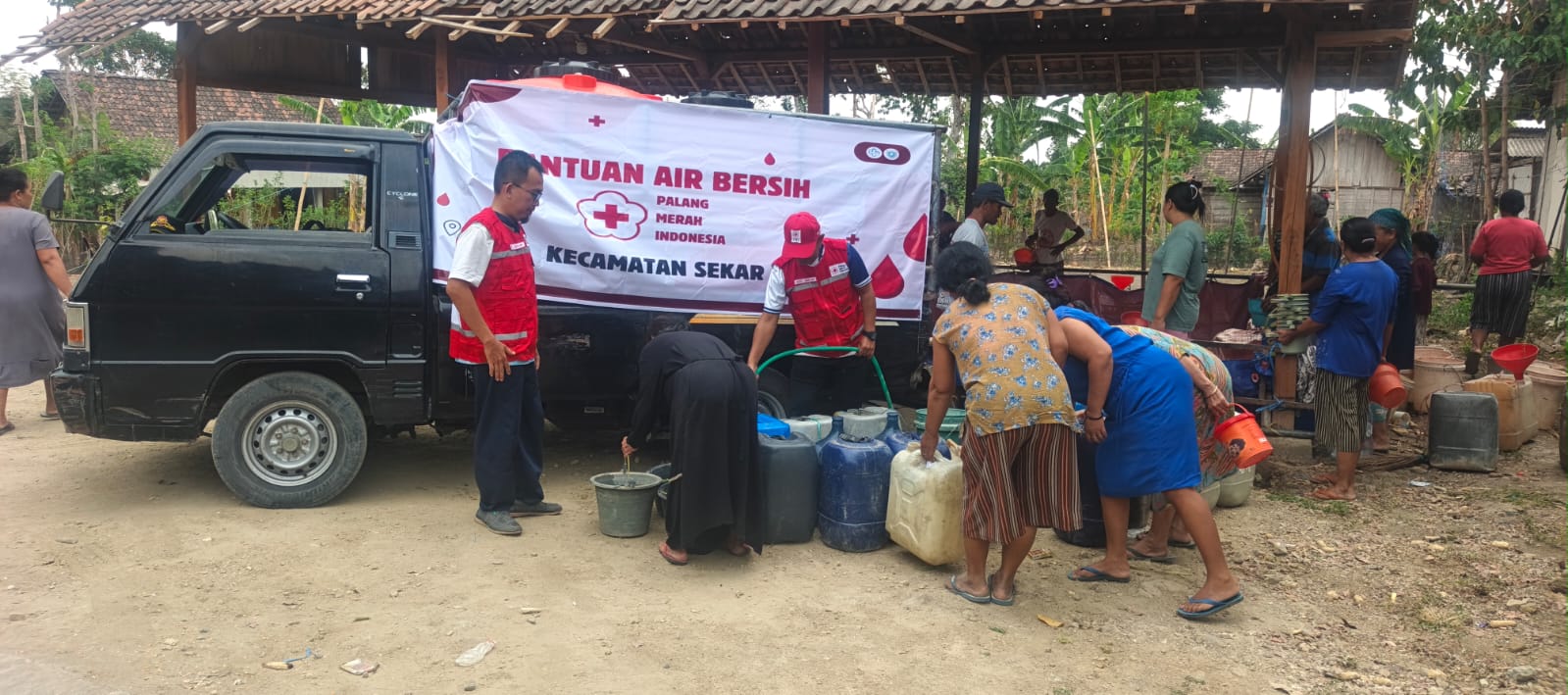 Penyaluaran bantuan air bersih